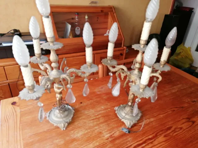 Candelabros de metal y cristal