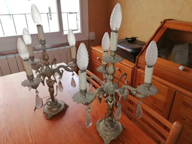 Candelabros de metal y cristal