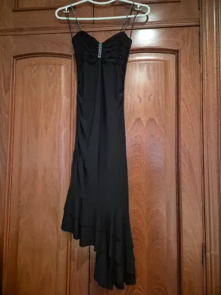 Vestido negro asimétrico con strass