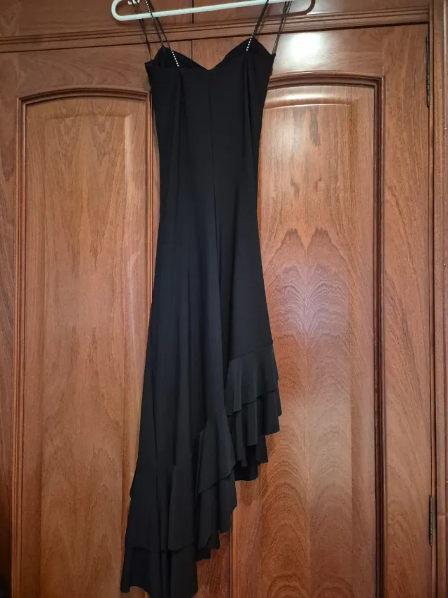 Vestido negro asimétrico con strass
