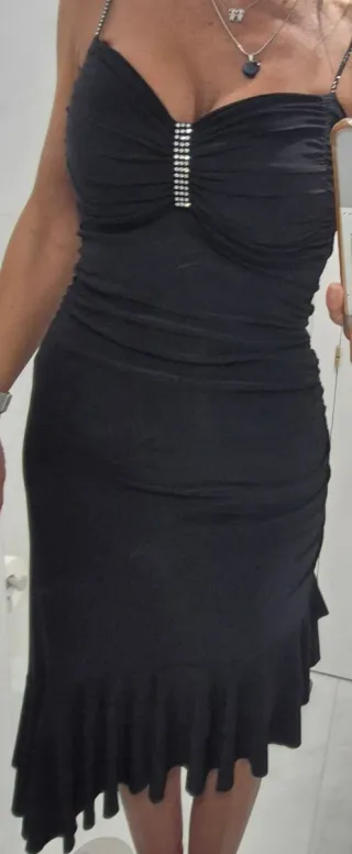 Vestido negro asimétrico con strass