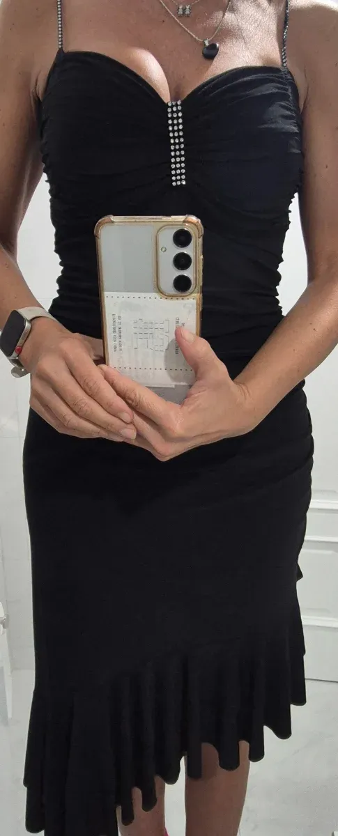 Vestido negro asimétrico con strass