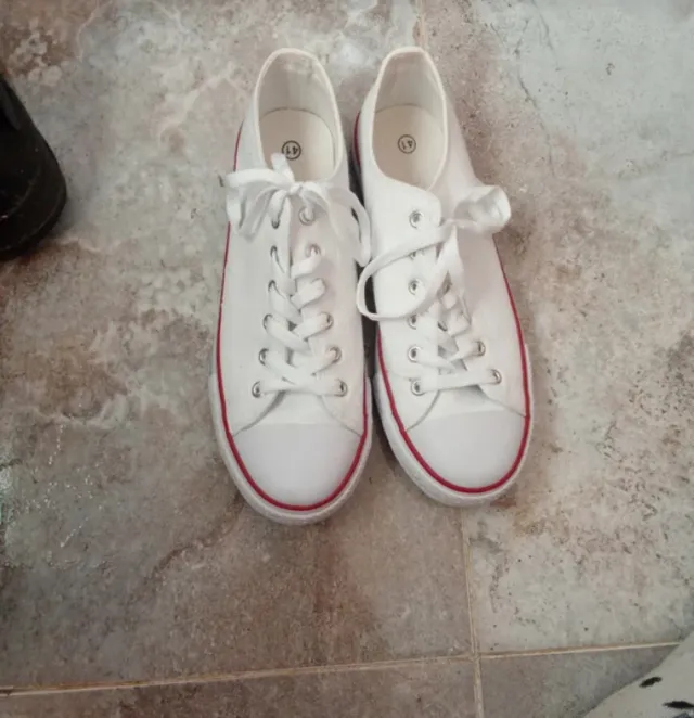 Zapatillas Blancas Talla 41 con Detalles Rojos