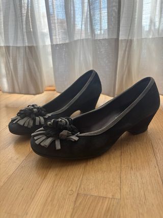 Zapatos de tacón bajo negros con detalle