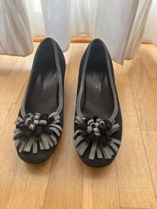 Zapatos de tacón bajo negros con detalle