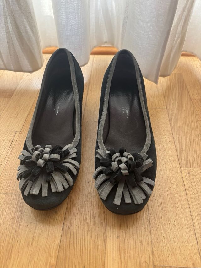 Zapatos de tacón bajo negros con detalle