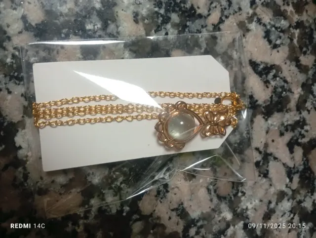 Collar dorado con colgante de piedra verde