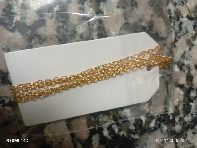 Collar dorado con colgante de piedra verde