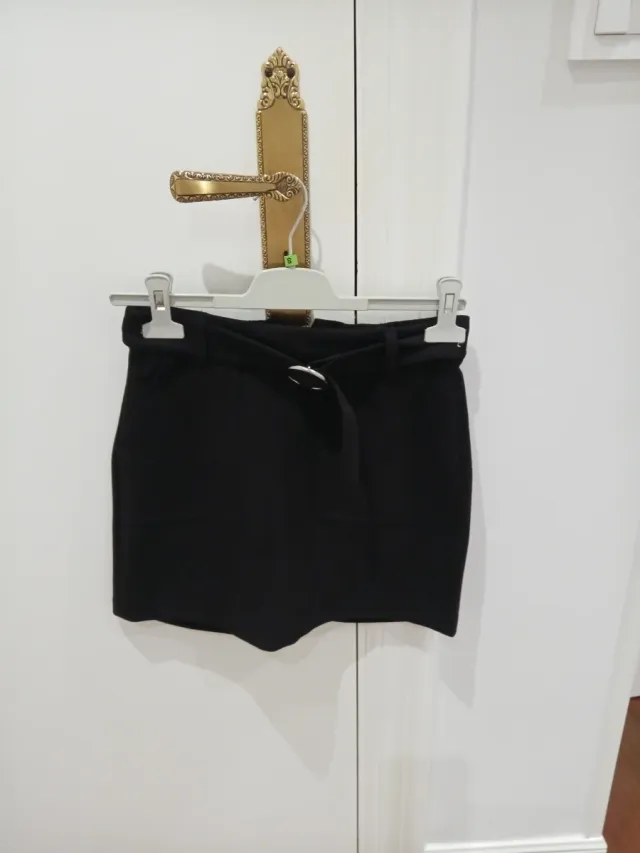 Falda corta terciopelo negra