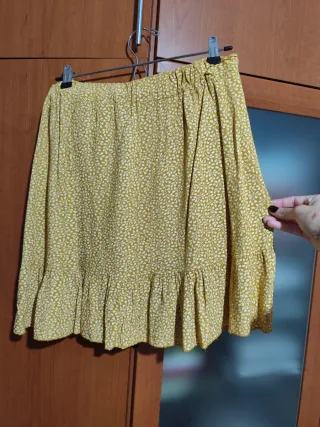 Falda midi estampada con volantes