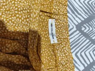 Falda midi estampada con volantes