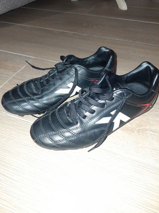Botas de fútbol Kelme negras talla 39