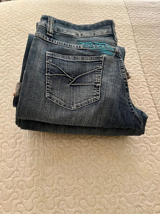 Pantalones vaqueros con detalles azules