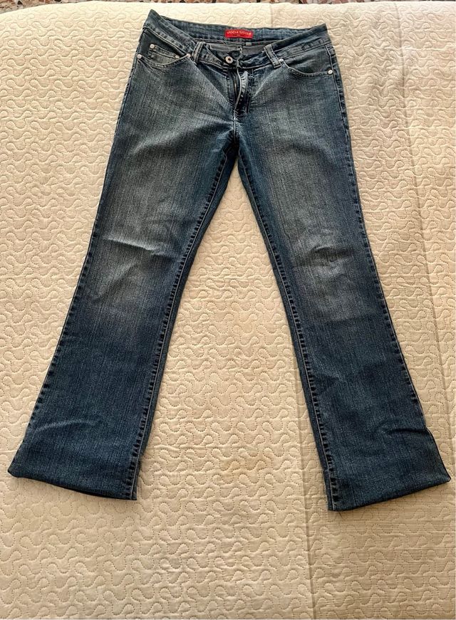 Pantalones vaqueros con detalles azules