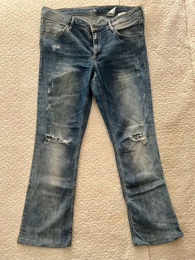 Pantalones vaqueros con detalles azules