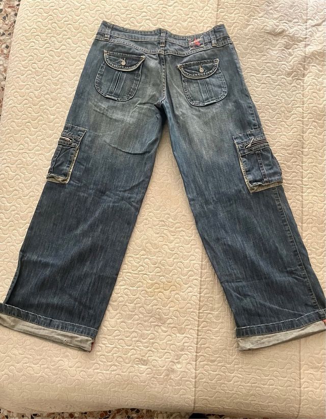 Pantalones vaqueros con detalles azules