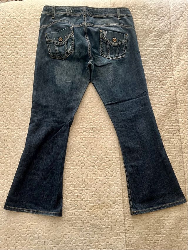 Pantalones vaqueros con detalles azules