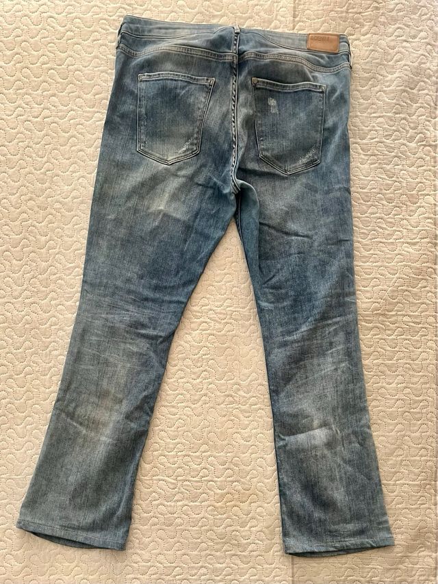 Pantalones vaqueros con detalles azules