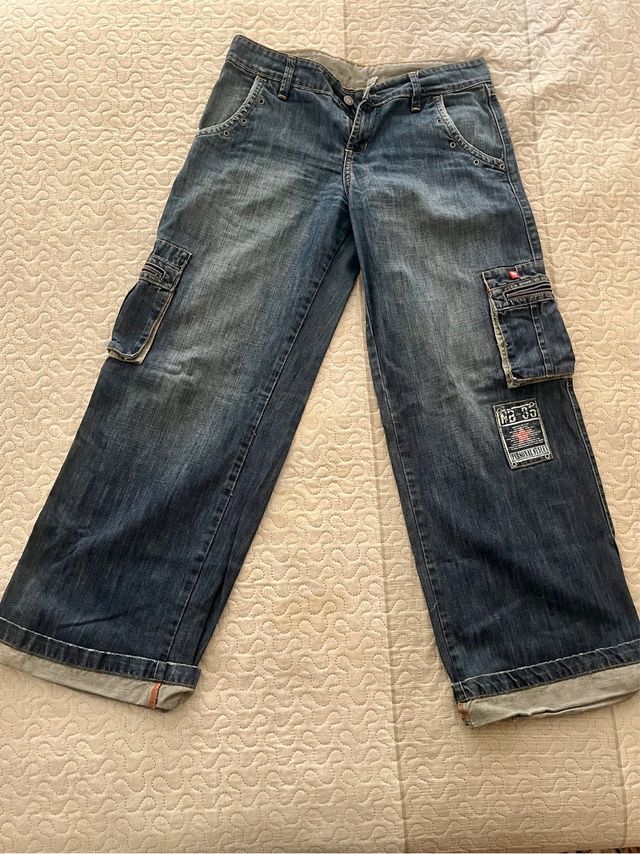 Pantalones vaqueros con detalles azules