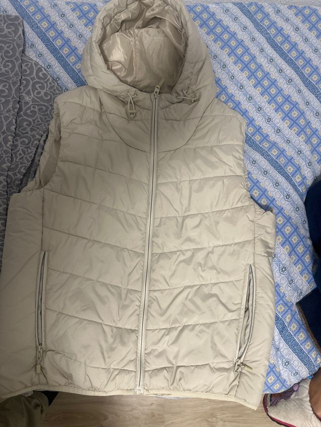 Chaleco acolchado con capucha beige