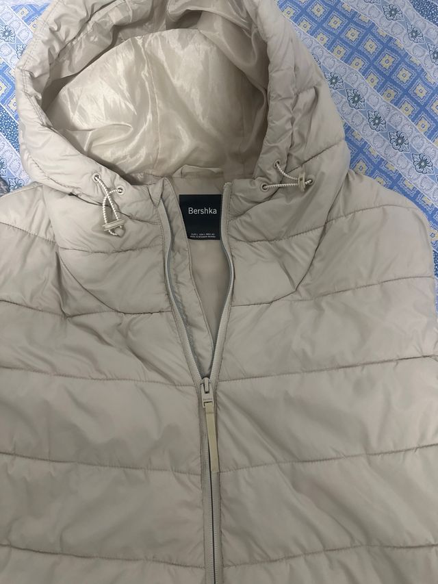 Chaleco acolchado con capucha beige