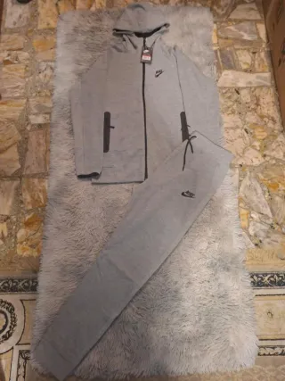 Conjunto Nike Tech Gris sin estrenar