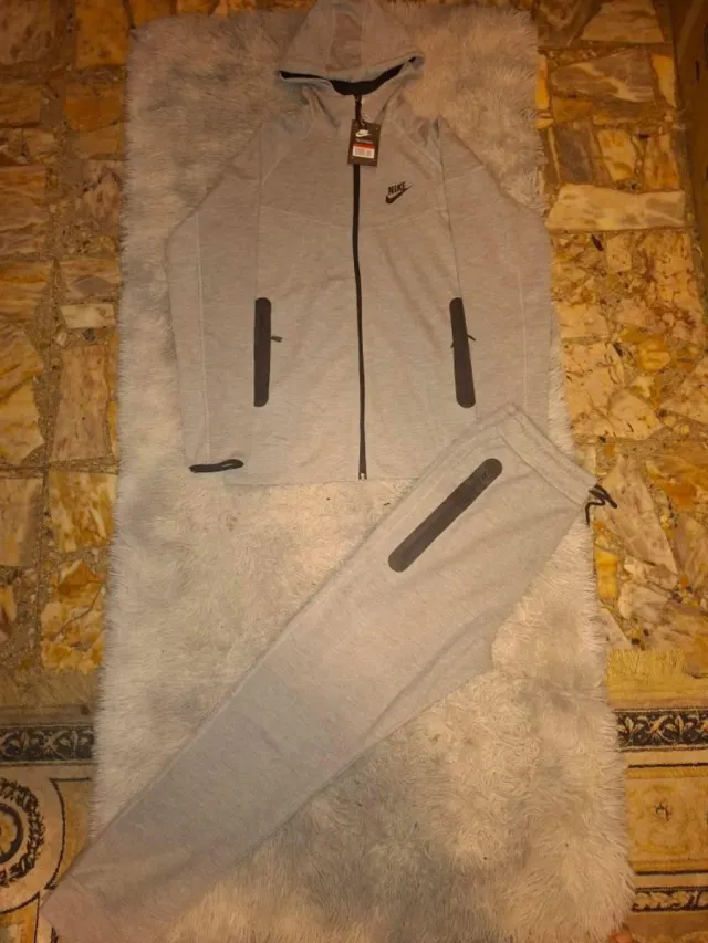 Conjunto Nike Tech Gris sin estrenar