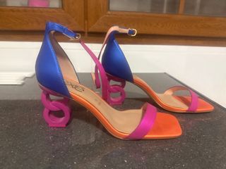 Sandalias de tacón con diseño de eslabones