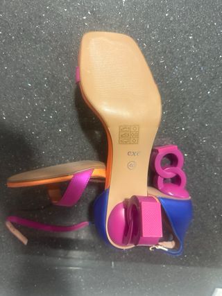 Sandalias de tacón con diseño de eslabones