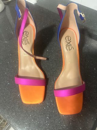 Sandalias de tacón con diseño de eslabones