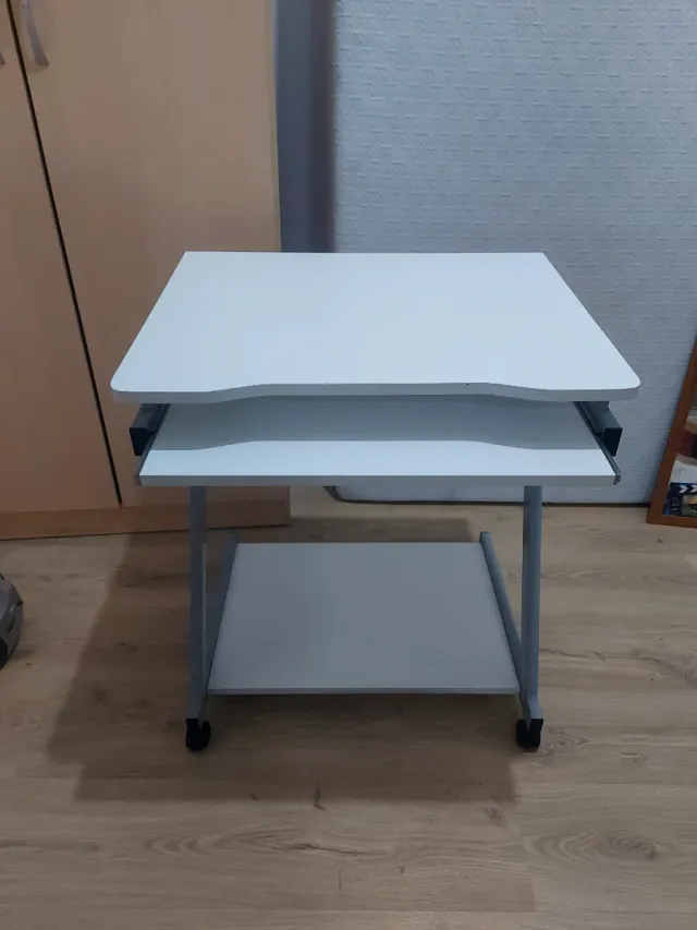 Escritorio con bandeja extraíble y ruedas