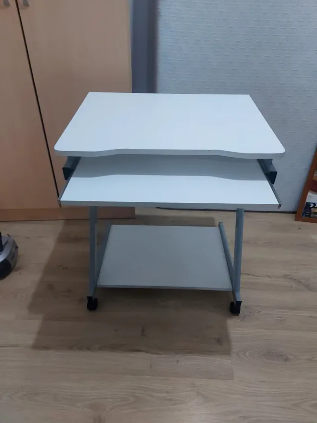 Escritorio con bandeja extraíble y ruedas