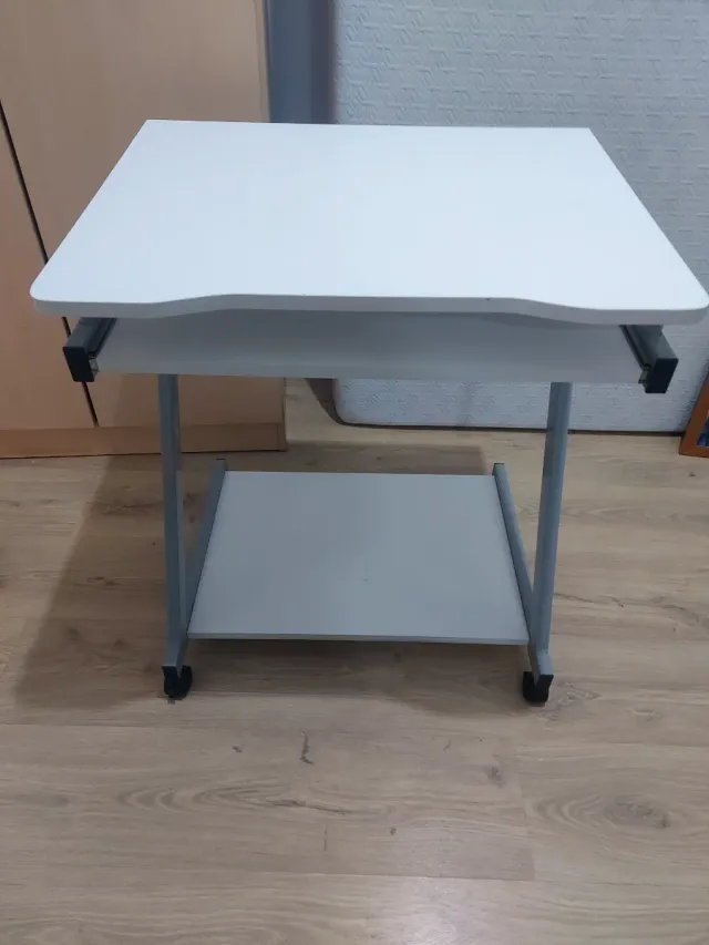 Escritorio con bandeja extraíble y ruedas