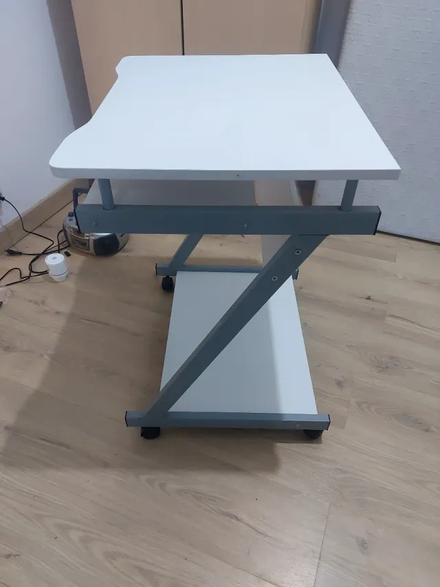 Escritorio con bandeja extraíble y ruedas