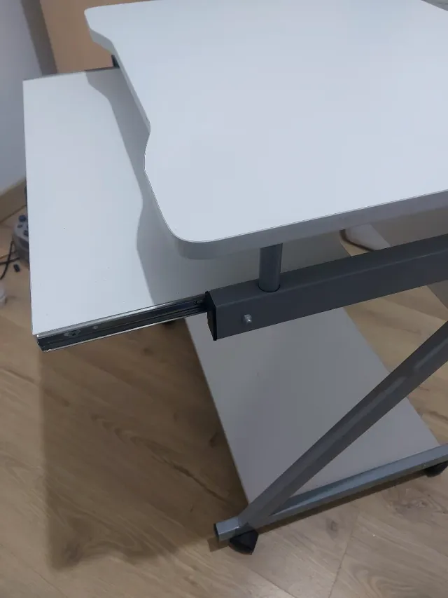 Escritorio con bandeja extraíble y ruedas