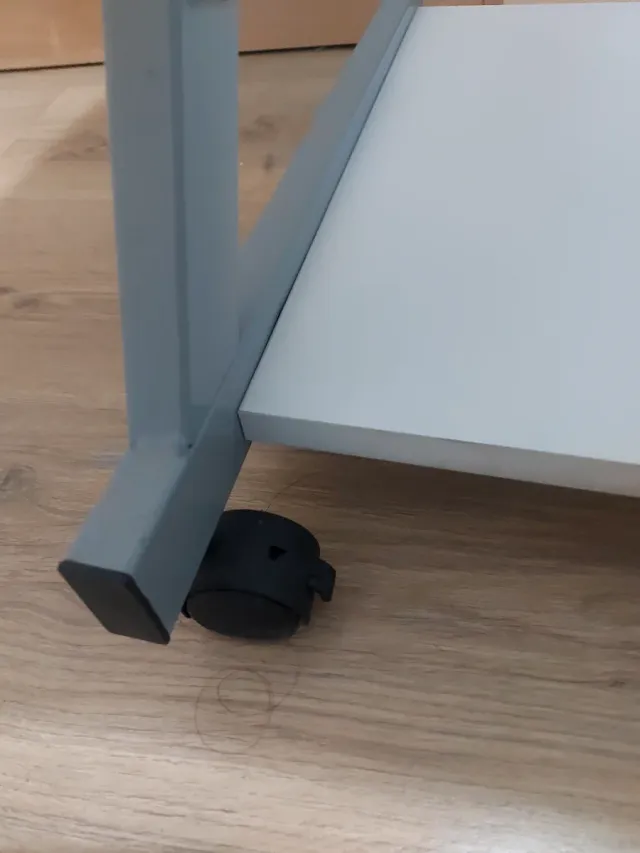 Escritorio con bandeja extraíble y ruedas