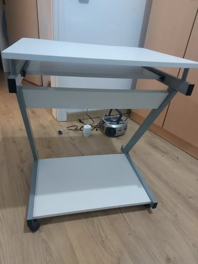 Escritorio con bandeja extraíble y ruedas