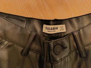 Pantalón de cuero negro