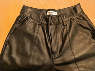 Pantalón de cuero negro