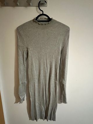 Vestido canalé cuello chimenea gris