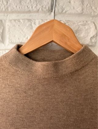 Jersey sin mangas cuello alto beige/marrón