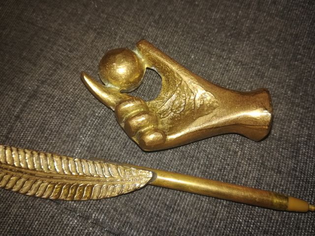 Portaoggetti in metallo con design mano e penna