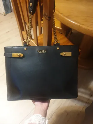 Bolso Guess Negro y Dorado