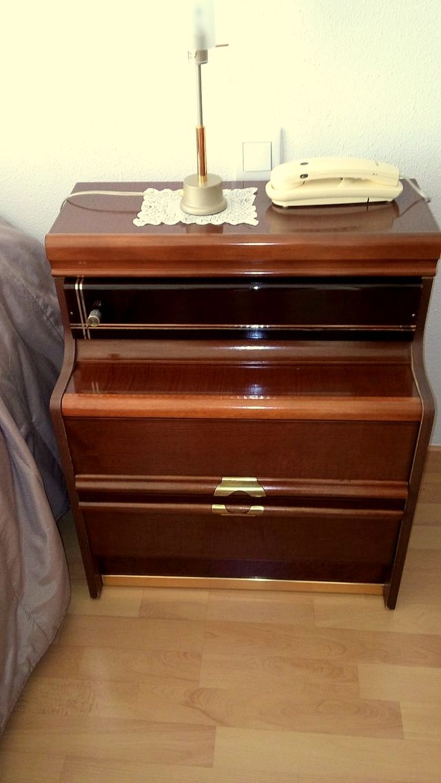 Cómoda y mesitas de noche de madera