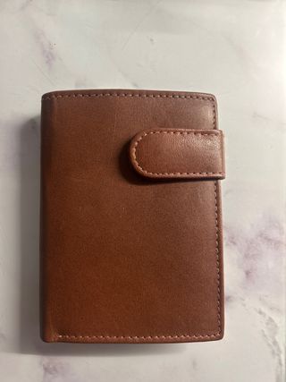 Cartera de piel marrón