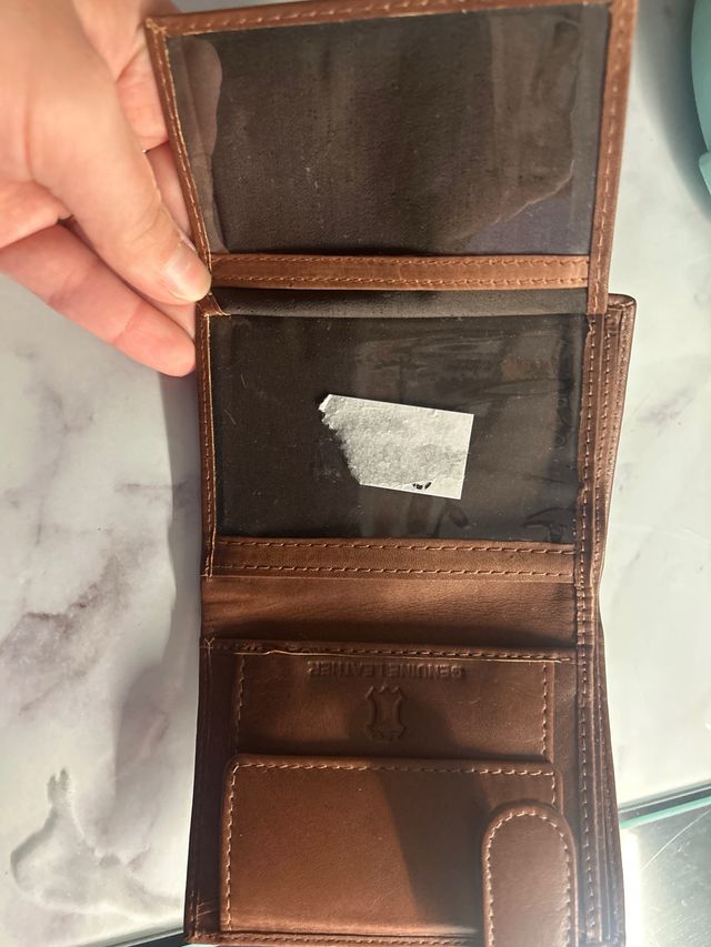 Cartera de piel marrón