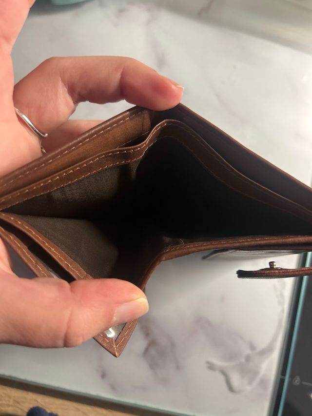 Cartera de piel marrón