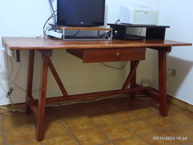 Scrivania artigianale in legno massello
