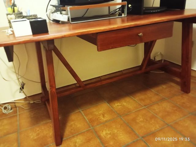 Scrivania artigianale in legno massello