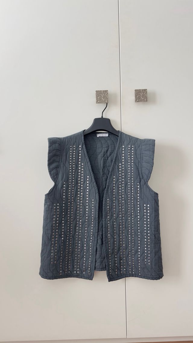 Giubbotto grigio con borchie